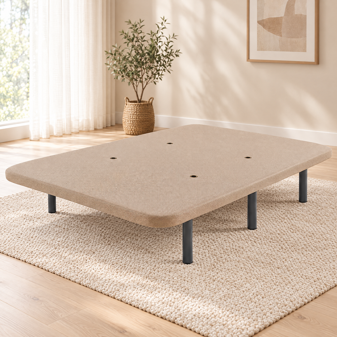 Base tapizada beige con patas metálicas en dormitorio luminoso